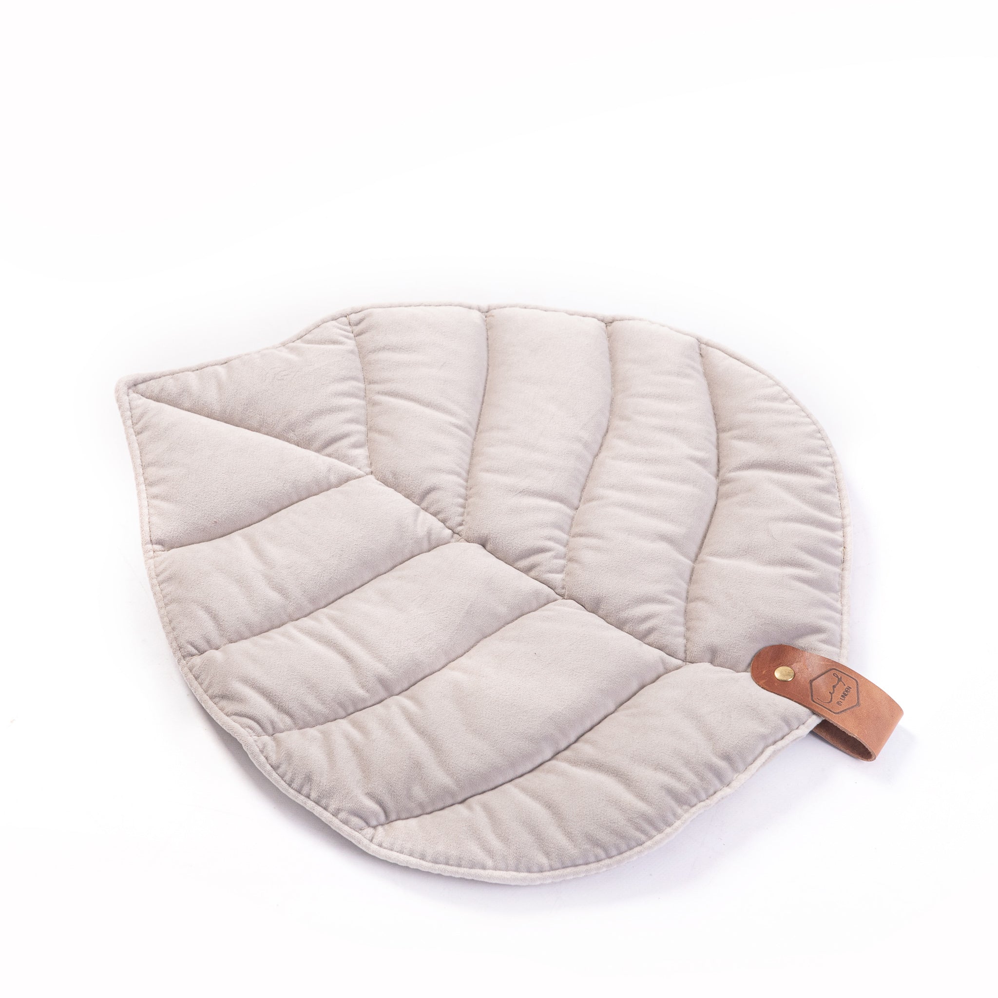bladvormig kussen grijs velvet van leaf by linden