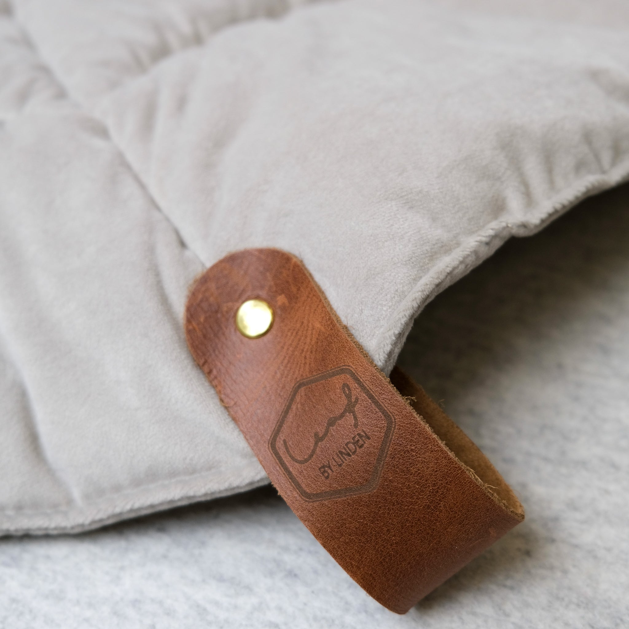 babyleaf in grijze velvet stof babykleed