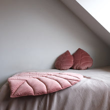 Afbeelding in Gallery-weergave laden, bladvormig speelkleed roze velvet stof
