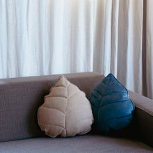 Afbeelding in Gallery-weergave laden, PillowLeaf - Intense Blue Velvet
