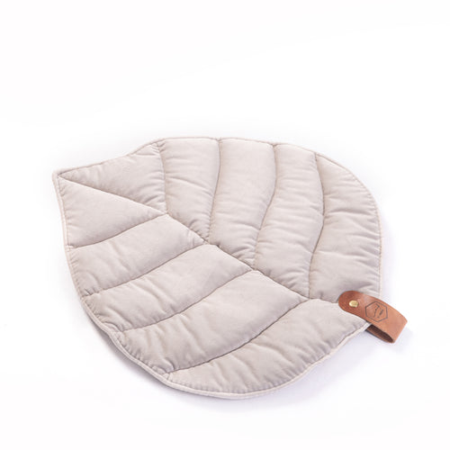 bladvormig kussen grijs velvet van leaf by linden
