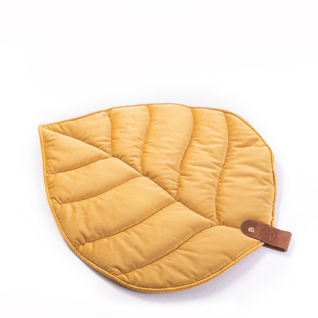 kussen in de vorm van een lindenblad geel velvet