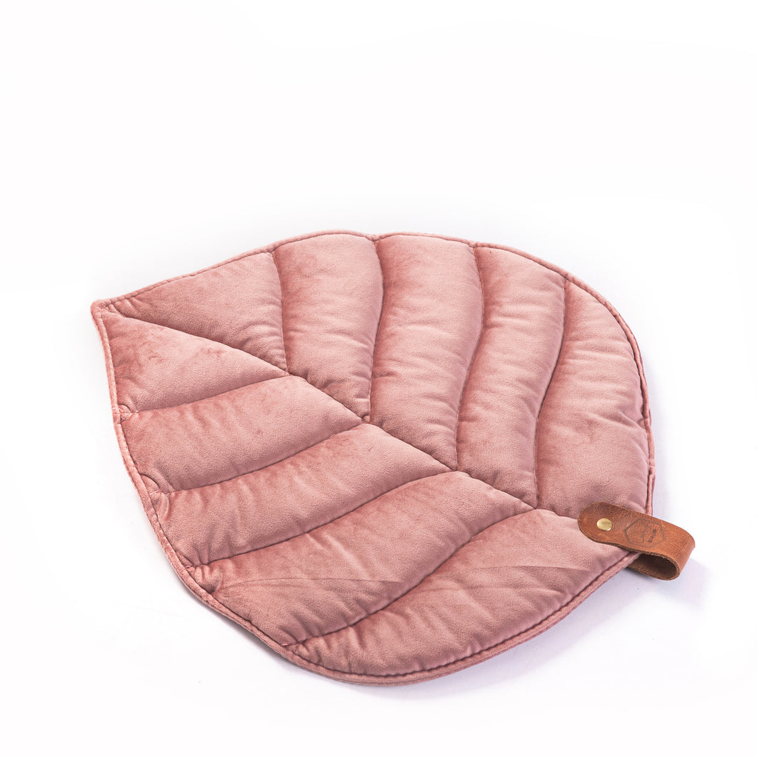 bladvormig kussen leaf by linden roze velvet