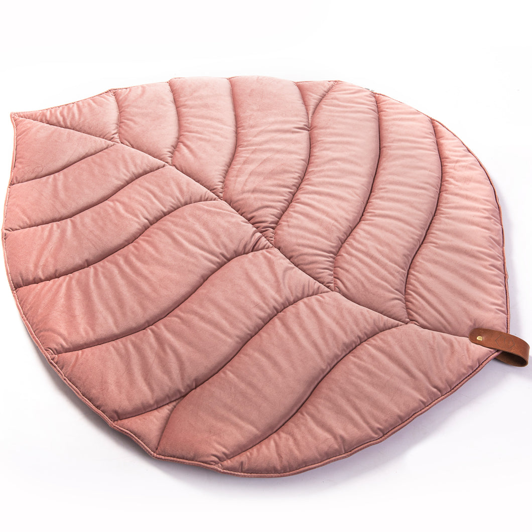 roze speelkleed in de vorm van een blad velvet